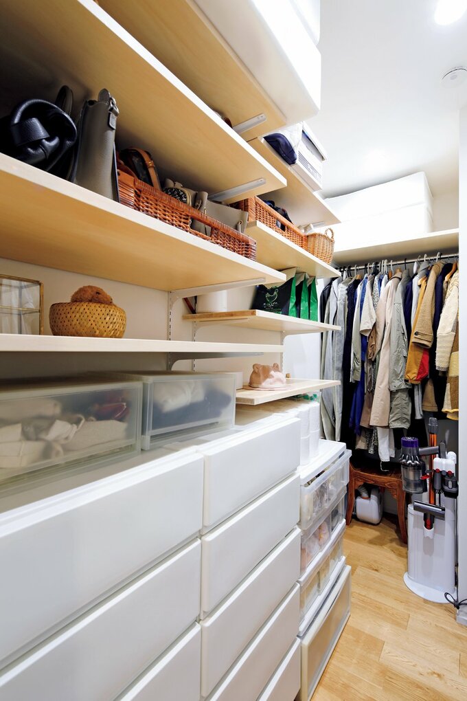 ホールから出入りするウォークインクローゼット