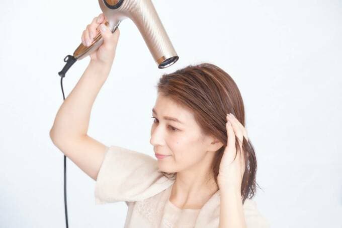 ドライヤーの風は上から下に向かってあてる