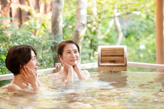 温泉に入る40代女性