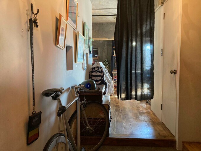 玄関からLDKを見た様子