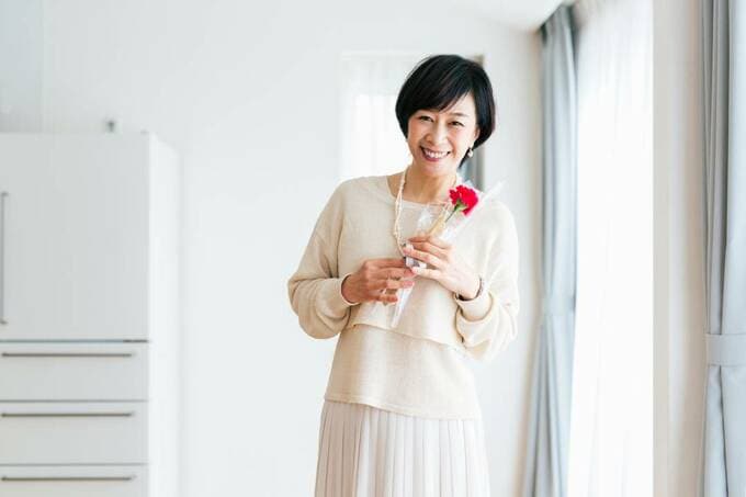 お花を持つ女性