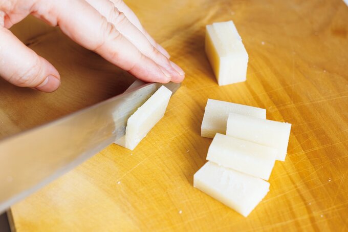 もちを薄切りにする工程