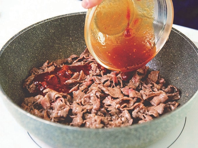 フライパンにタレを入れる