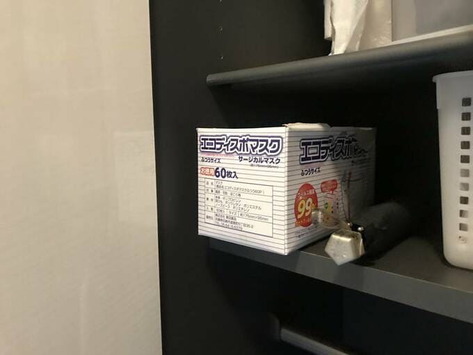 靴箱の中にマスクや折りたたみ傘を収納