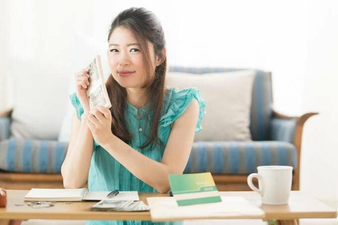 お金をもつ女性
