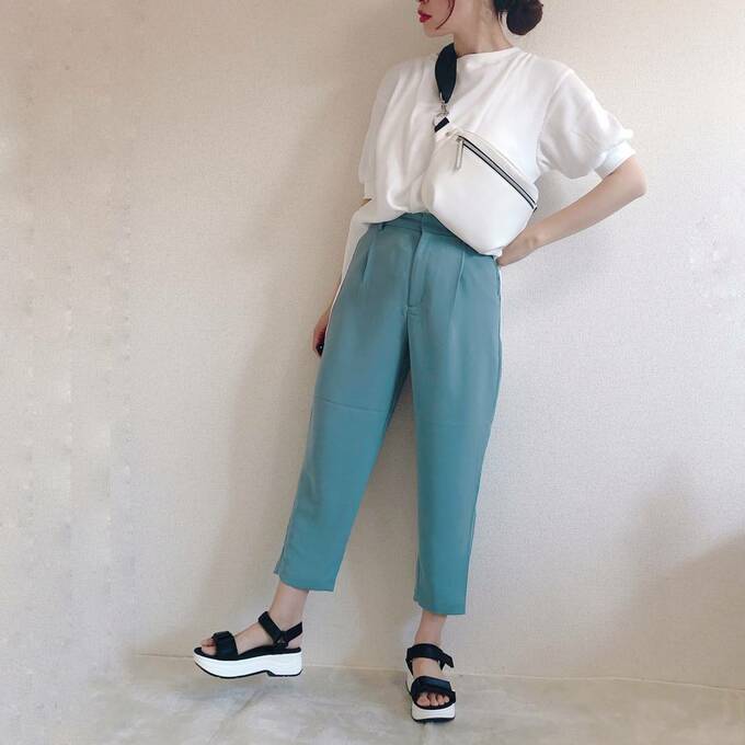 ワッフルTやスポーティーな小物で合わせてカジュアルに