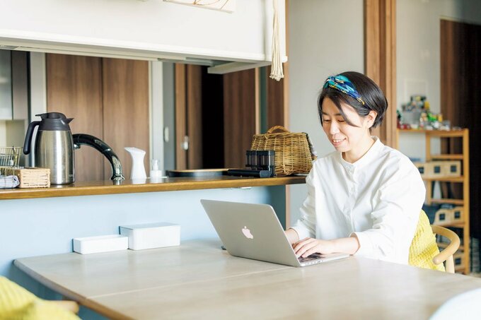 パソコンの前に女性