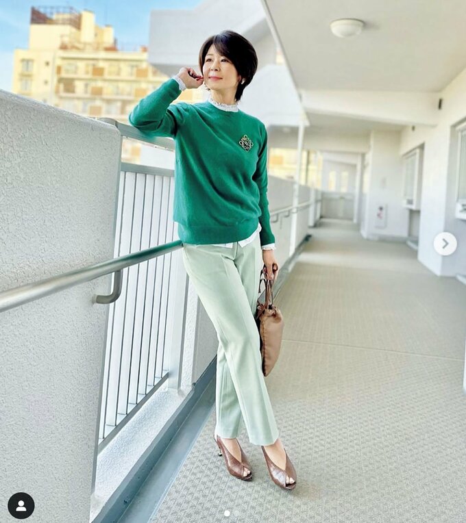 ニットとカラーパンツの女性