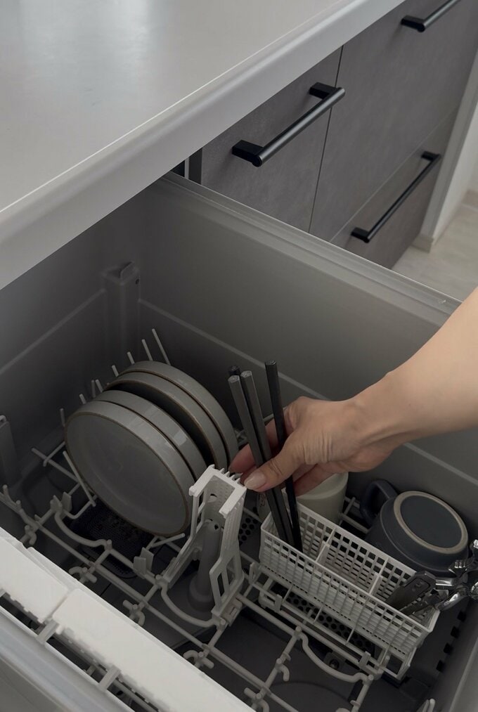 食器を食洗器に入れている