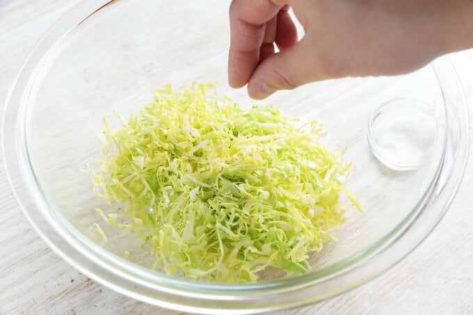 キャベツに塩をふる