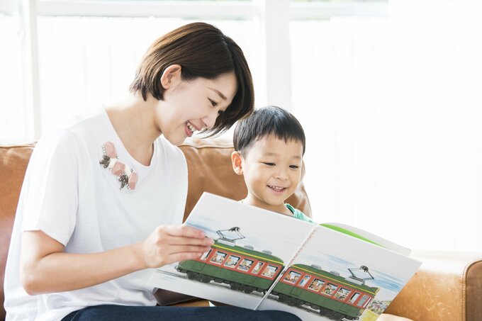 読み聞かせをする親子
