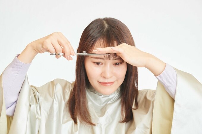 前髪を自分で切る女性