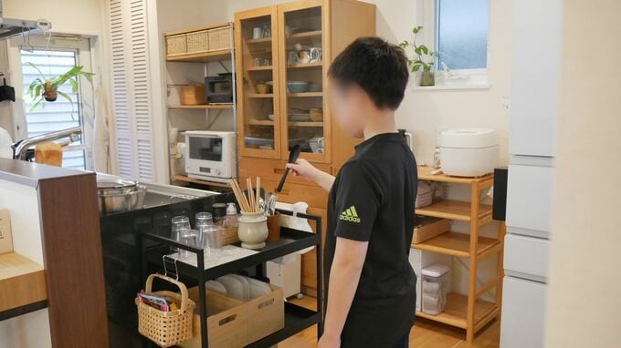 子どもが箸をしまう様子