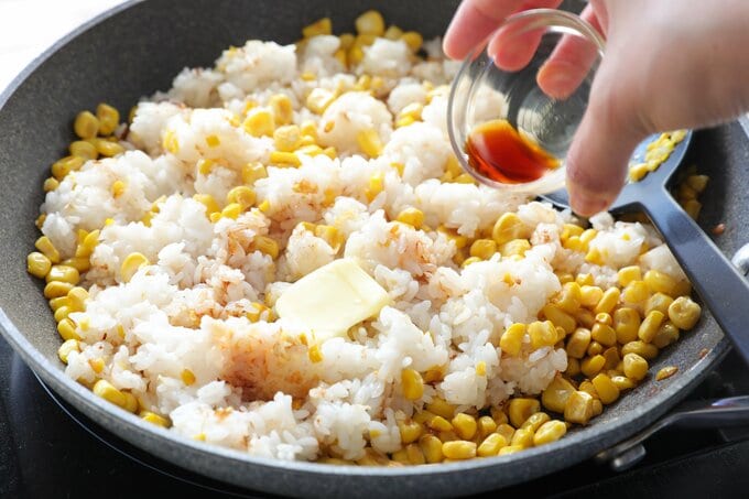 調味料を入れて炒め合わせる