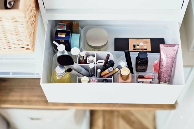 引き出しにメイク道具など