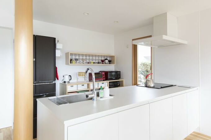 簡易な棚だけを造作したキッチン