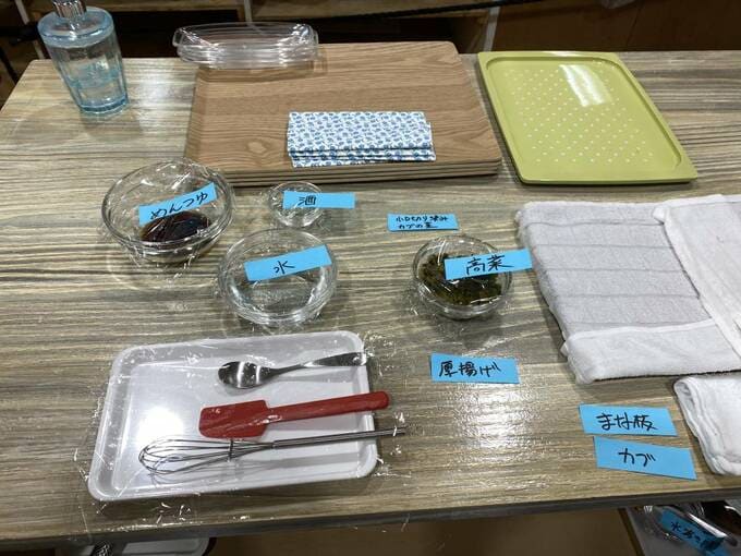 キッチン台にラベルのついた調味料など