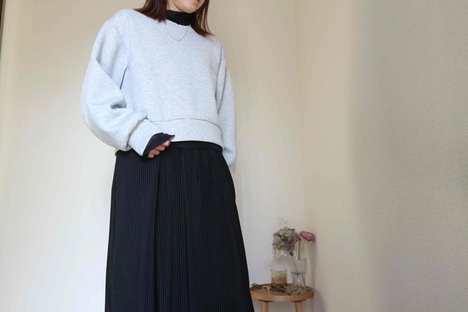 GUパフスウェットと黒のシアーハイネック