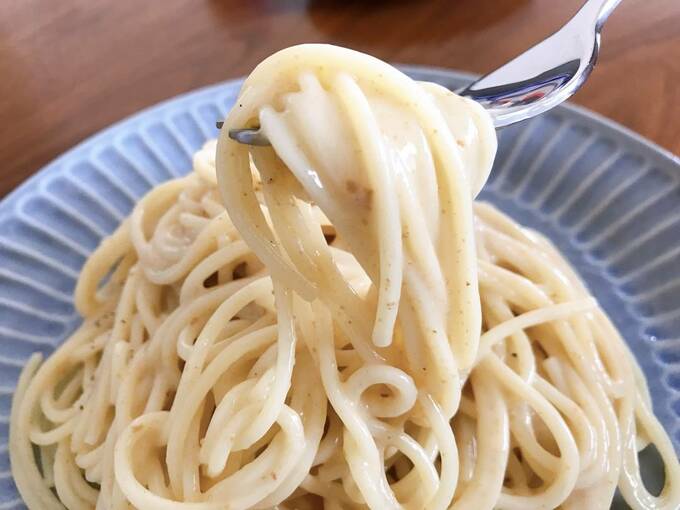 うにクリームパスタをフォークで持ち上げる