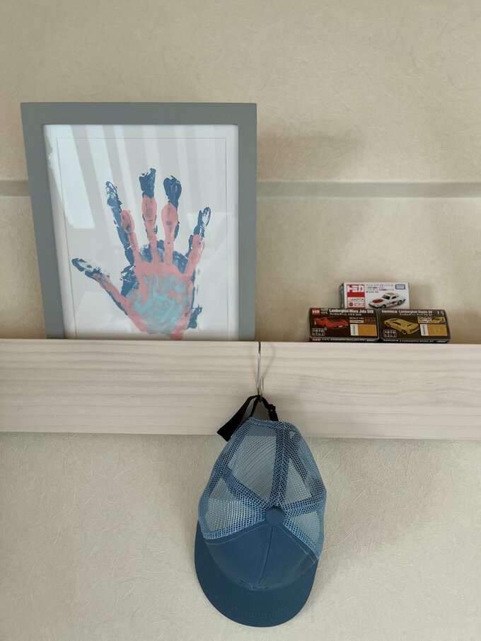 思い出の絵やオモチャを飾る長押の上