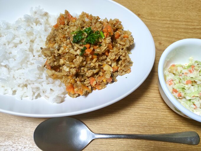 ぶんぶんチョッパーでつくったキーマカレーとコールスローの夕食