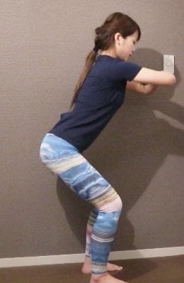 さらに、ひざが足の指よりも前に出ないようにします。