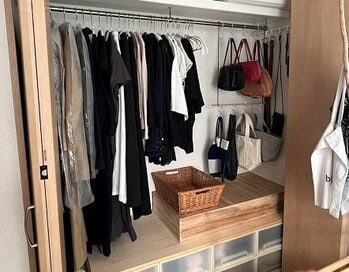50代、「すっきり片づいたクローゼット」をつくるアイデア。吊るす収納で管理もラクに