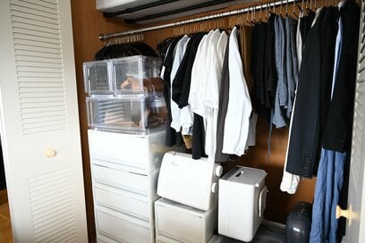 築40年団地、「小さなクローゼット」でも50着に厳選したら快適に。衣替えも5分で終わる