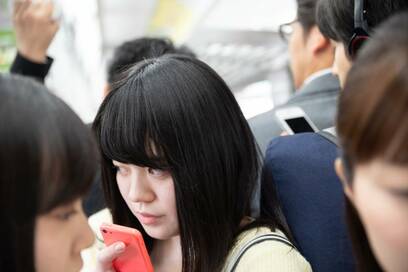 痴漢被害のリアル。息吹きかけ、耳かじり、後ろから羽交い絞めも…