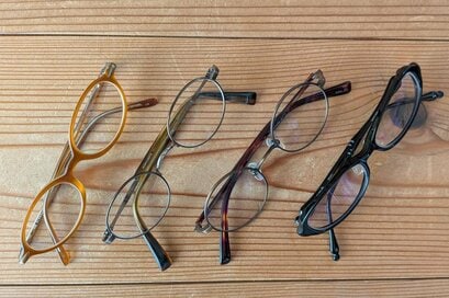 50代、老眼用の「中近メガネ」と運転用の「遠近メガネ」を使い分け。非難袋にも古いメガネを入れておく