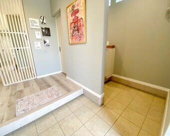 玄関を＜家族＆来客＞用に分けた家を建てて後悔。入居1か月後に納戸と化した