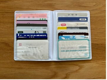 増えがちな「診察券」は100円グッズですっきり片づく。持ち運びも便利な収納テク