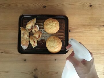 ふんわり、かりっなパンになる！霧吹きひとつで、まるで焼きたてみたいにする方法