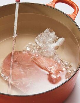 ドリップ防止には50℃のお湯で！種類別・お肉のおいしい解凍ワザ