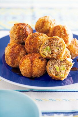 たっぷりキャベツと梅のまん丸メンチカツ。さわやかな酸味で食欲アップ