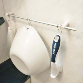 洗面器もUSBケーブルも！「フックで引っかけてつるす」とこんなにラクチンに