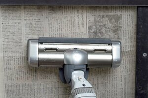 新聞紙を当てて掃除機で吸う