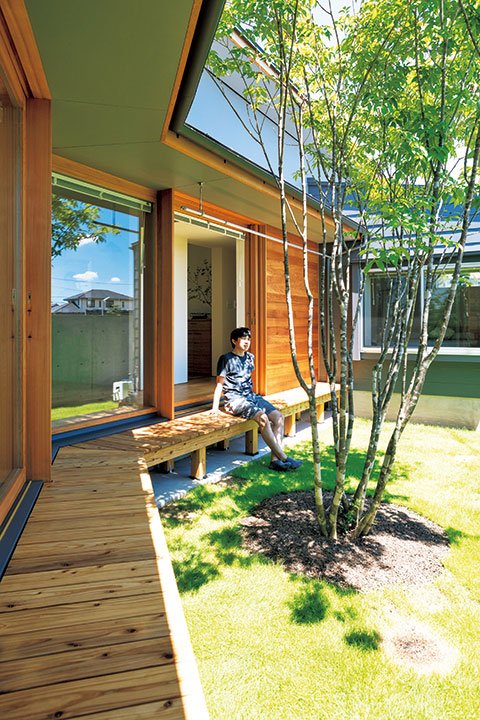 縁側のようなデッキ