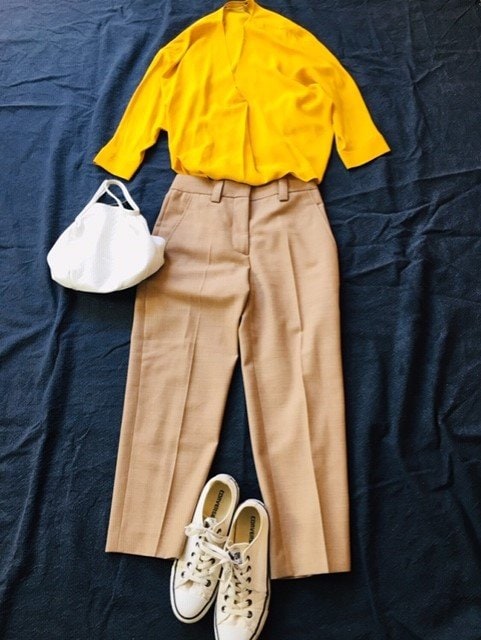 なじませるような色味のボトムスを選んでみました