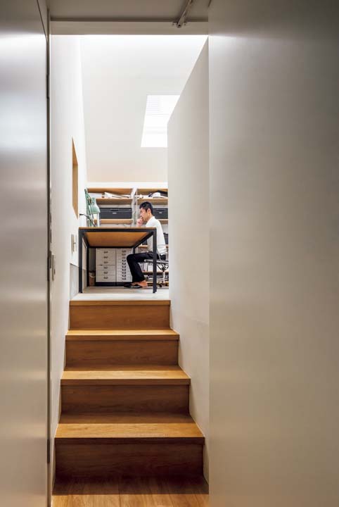 仕事場への階段