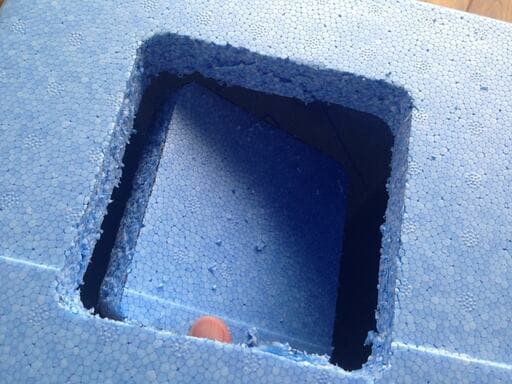 クーラーボックスのファン部分切り抜き完了