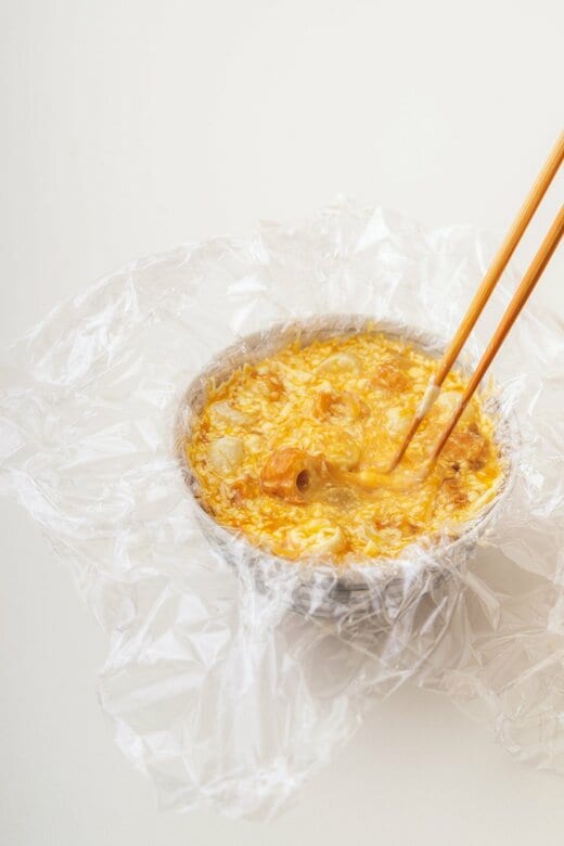 電子レンジ加熱したどんぶりの具をかき混ぜる様子