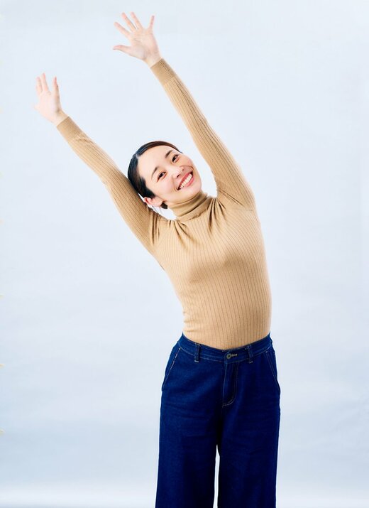 バンザイをする女性