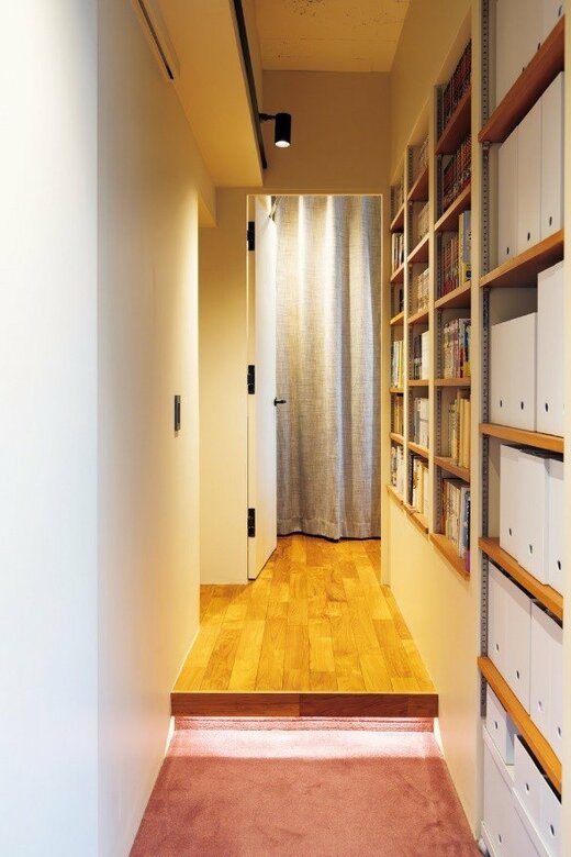 廊下壁のつくりつけの本棚