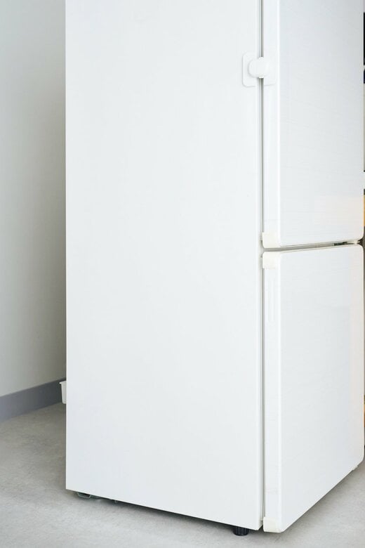 冷蔵庫用ドアストッパーで地震対策を施した冷蔵庫