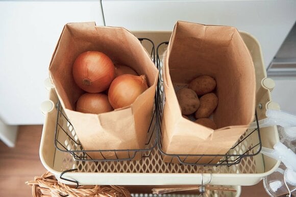 根菜類を持ち手ひもを外した紙袋にストック