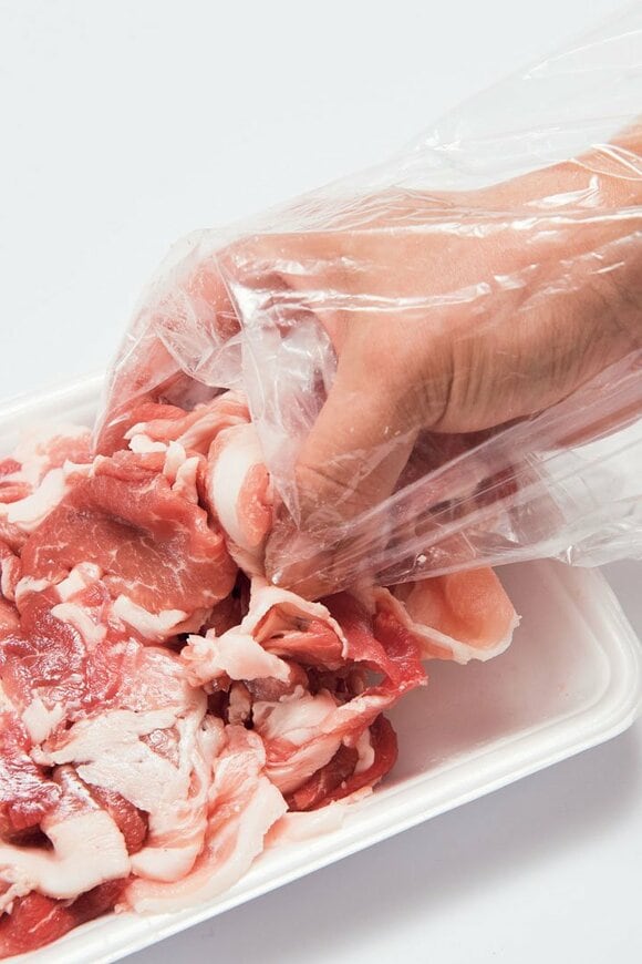 ポリ袋を裏にして手にはめる