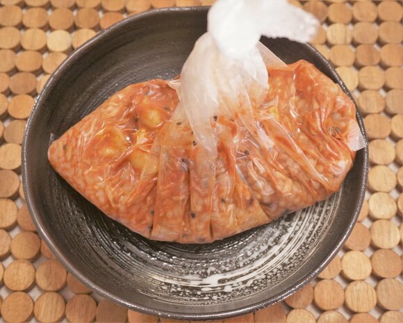 袋の上部をハサミでカット