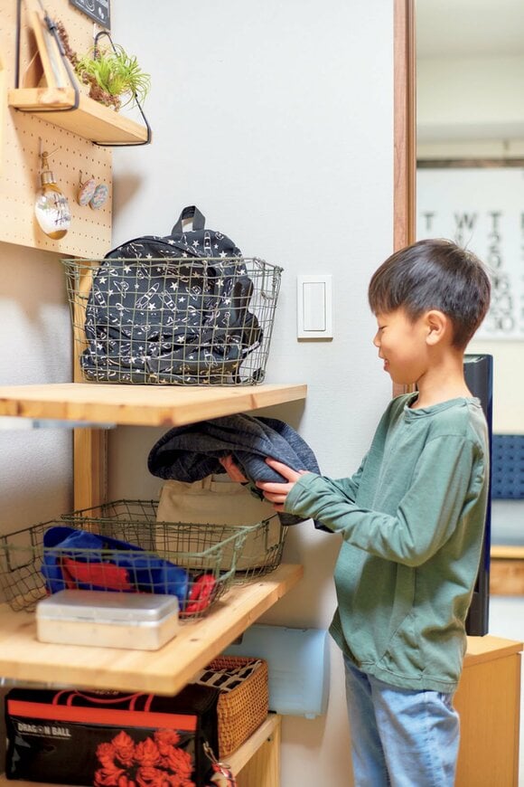 衣類の片付けをする男の子