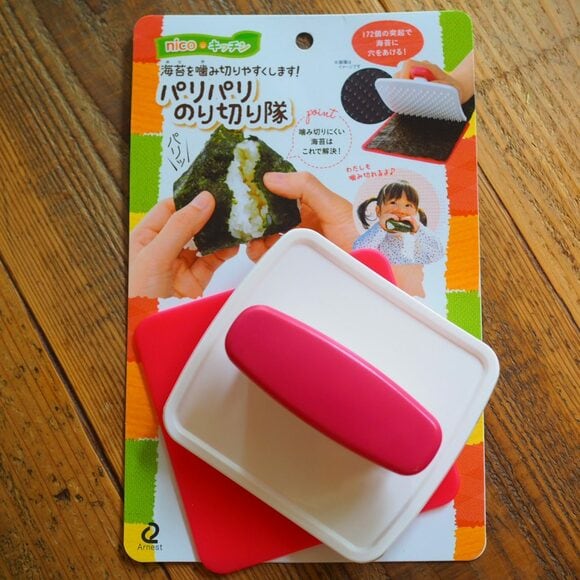 子どもでも食べやすいように、のりカッターを使う